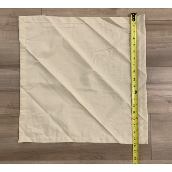 Kate Spade New York  Silver/Grey "Larabee Dot" Tablecloth 58"x99" and 6 Napkins - Picture 8 of 15